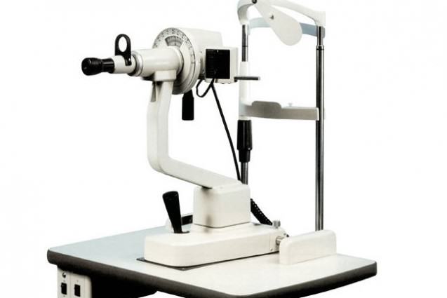 El queratómetro es el aparato apropiado para determinar el astigmatismo corneal de un paciente, es decir, el grado de borrosidad en un eje determinado de visión.