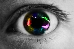 Cambiar el color del iris mediante lentes o laser  comporta riesgos para la salud visual