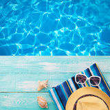 vacaciones-de-verano-en-costa-de-la-playa-las-chancletas-del-verano-de-los-complementos-sombrero-gafas-de-sol-en-la-turquesa-68171873